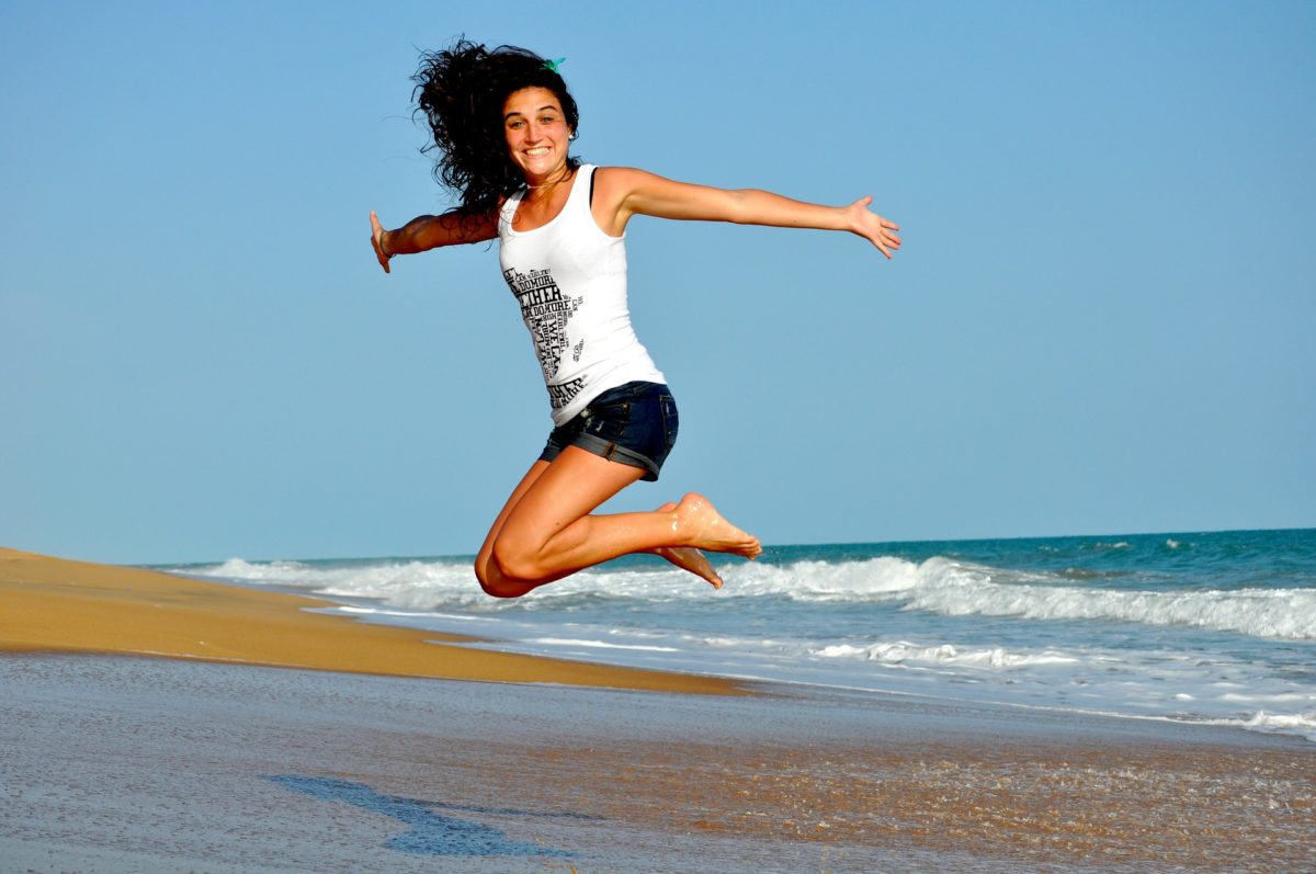 femme heureuse plage