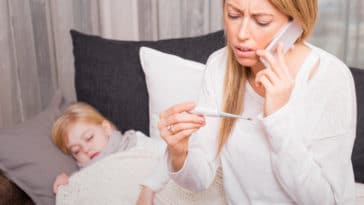 maman appelle le médecin de garde enfant malade