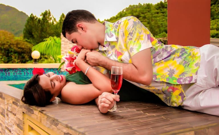 couple piscine pratiques sexuelles en été