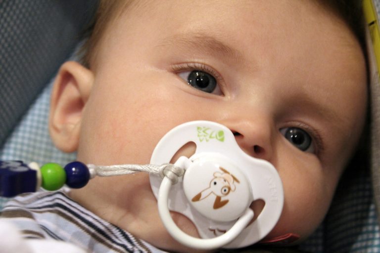 bébé sucer tétine