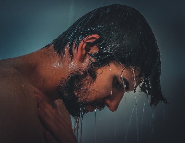 homme douche cheveux rincer