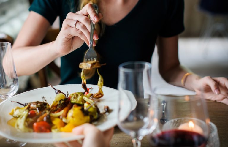 manger à deux assiette repas