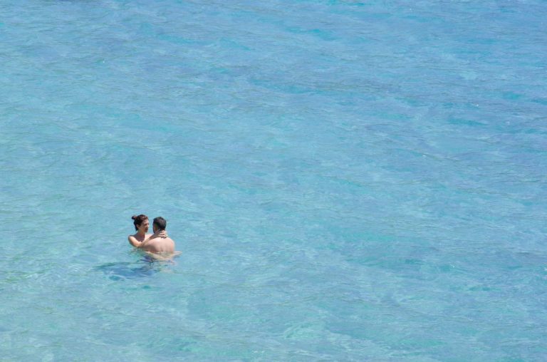couple dans l'eau