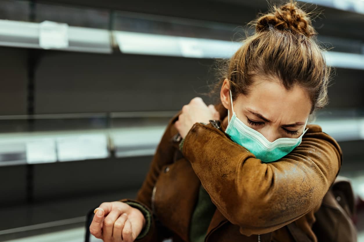 Femme-masquée-malade-coronavirus-toussant-coude