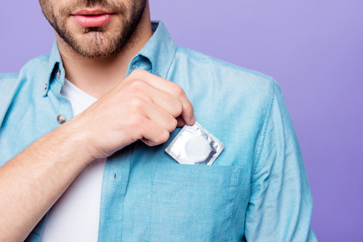 homme-préservatif-contraception