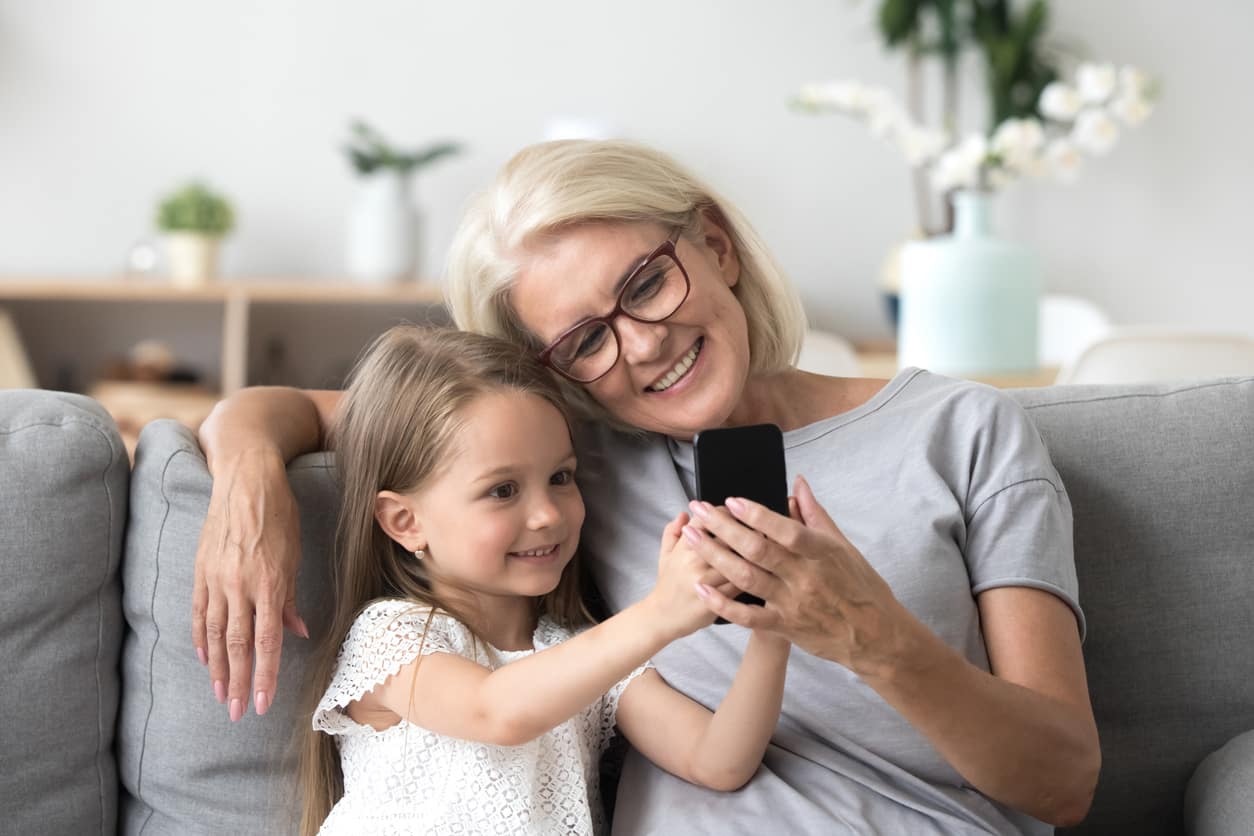 personne-âgée-enfant-téléphone
