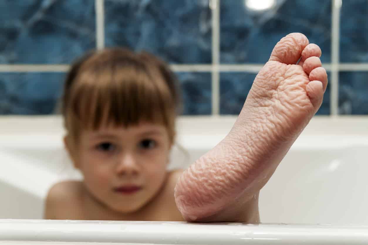 pieds-fripés-enfant-bain