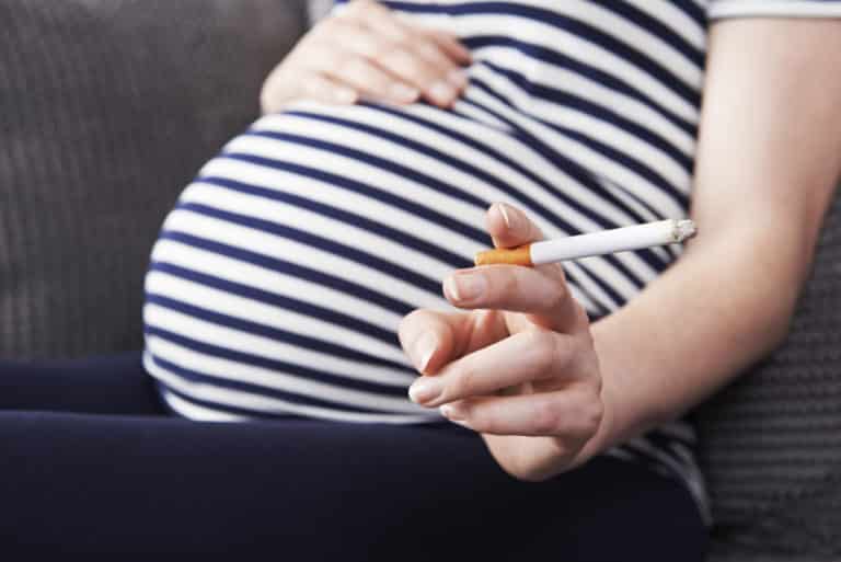 femme-enceinte-cigarette