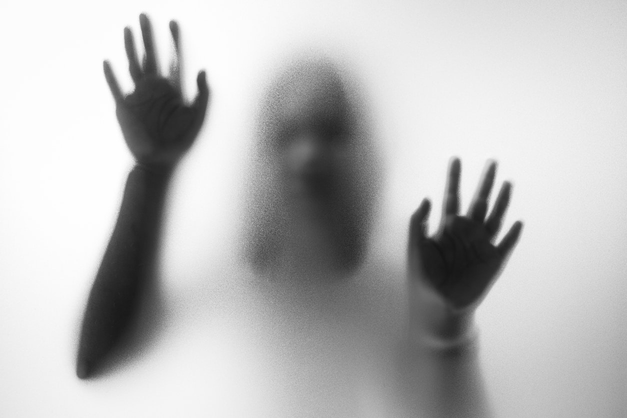 horreur-femme-vitre.
