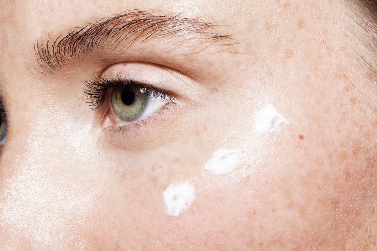 femme avec de la crème sur le visage